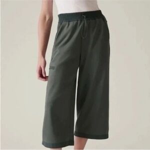 Athleta Triumph Hybrid Wide Leg Cropped Pant Sz M Bali Green Stretch Athleisure